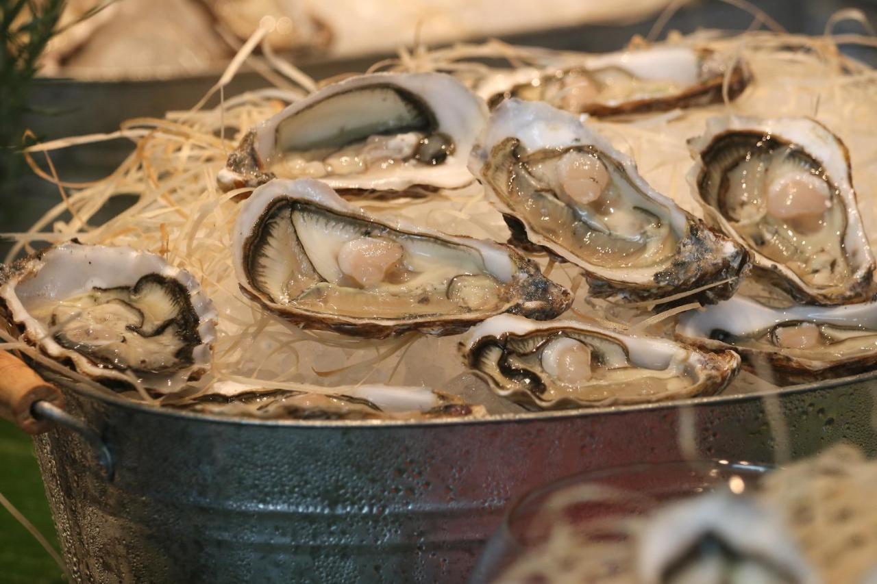 Chatrium Grand Bangkok Dış mekan fotoğraf Oysters on ice