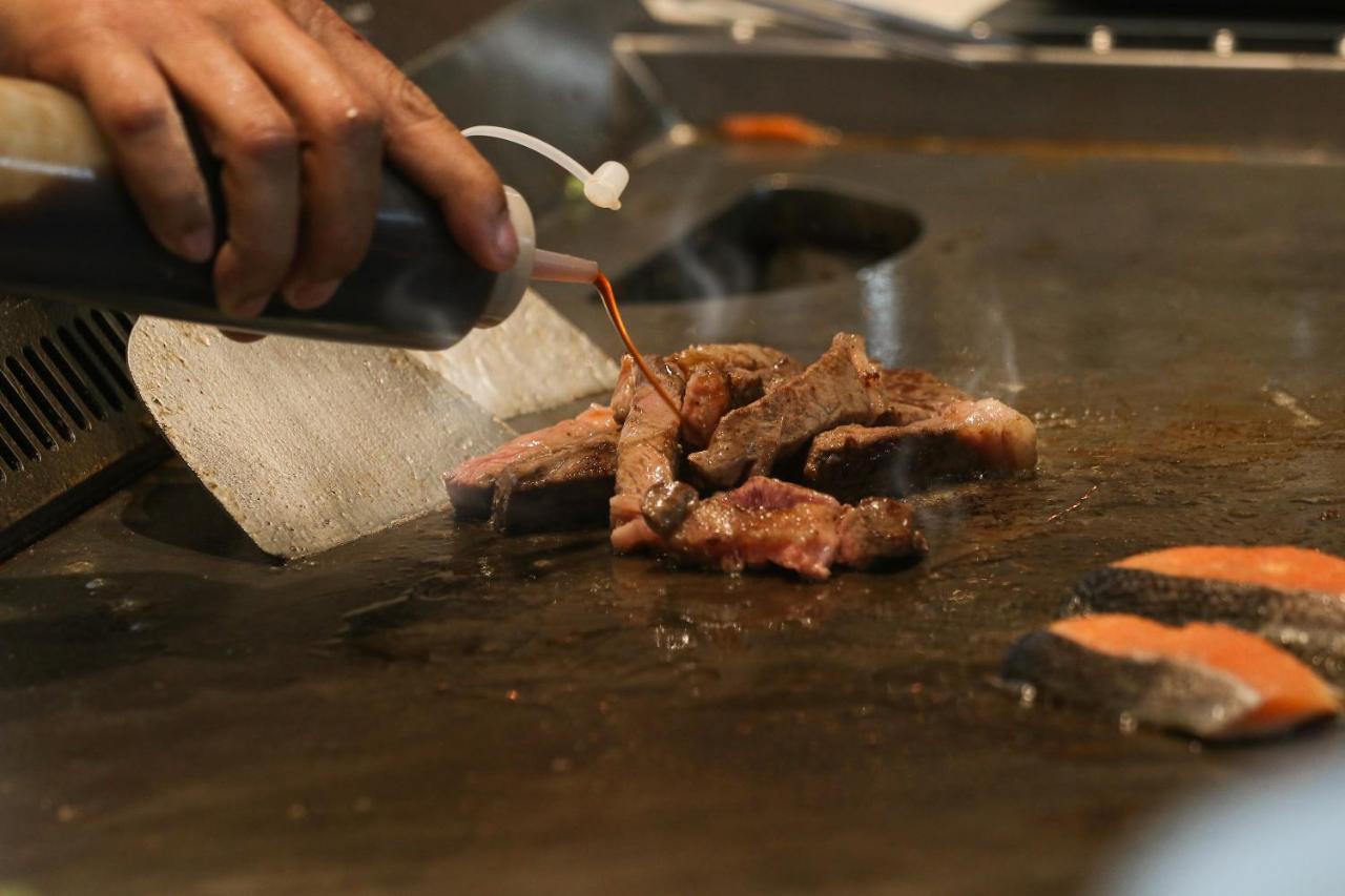 Chatrium Grand Bangkok Dış mekan fotoğraf Soy sauce being used in cooking