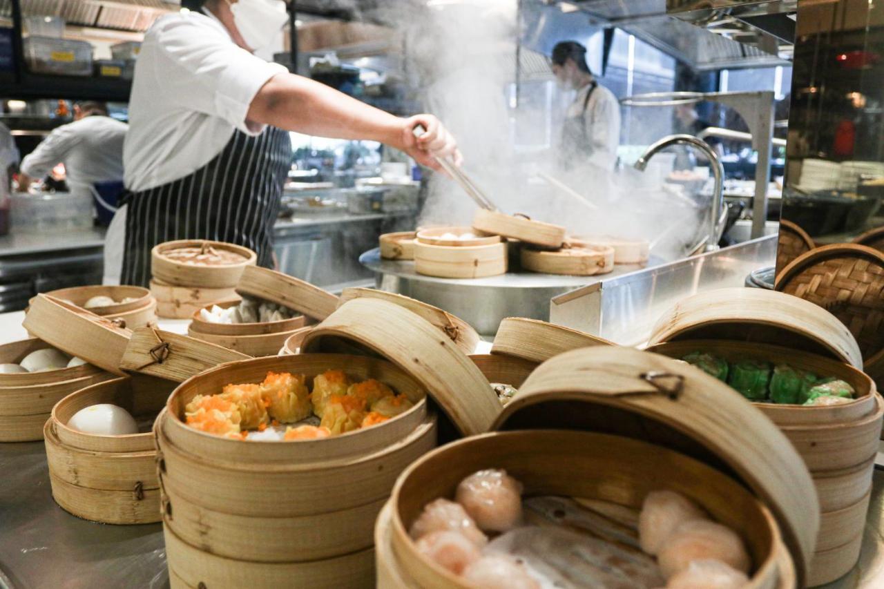 Chatrium Grand Bangkok Dış mekan fotoğraf Dim sum being prepared in a restaurant