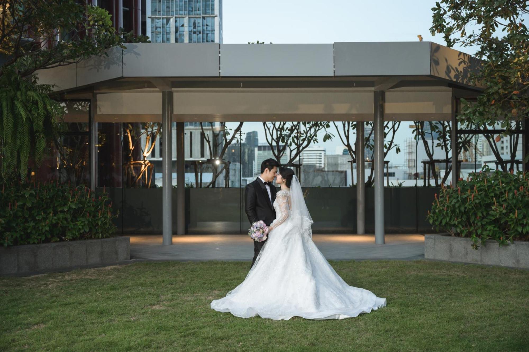 Chatrium Grand Bangkok Dış mekan fotoğraf A Thai couple in wedding attire