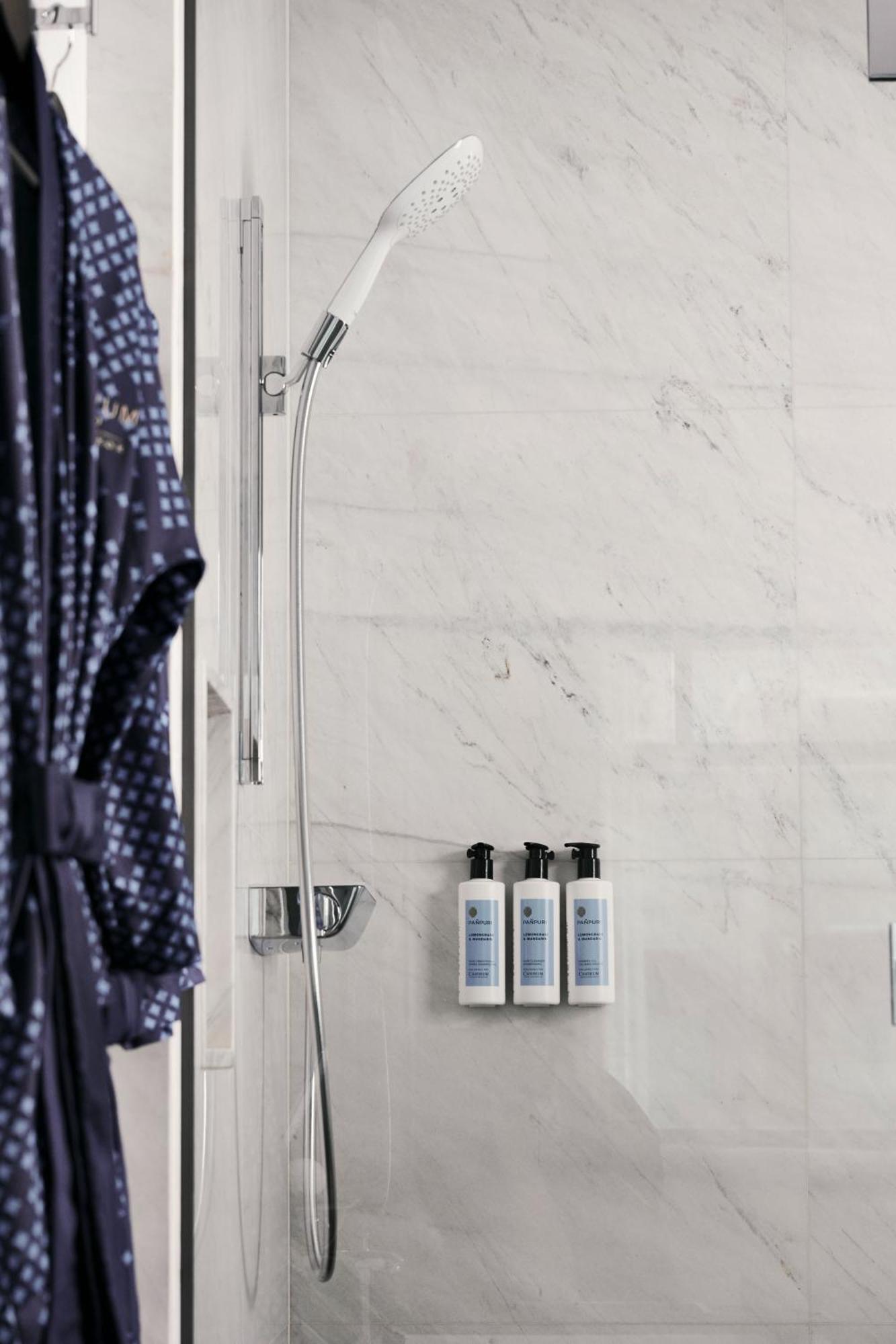Chatrium Grand Bangkok Dış mekan fotoğraf A shower